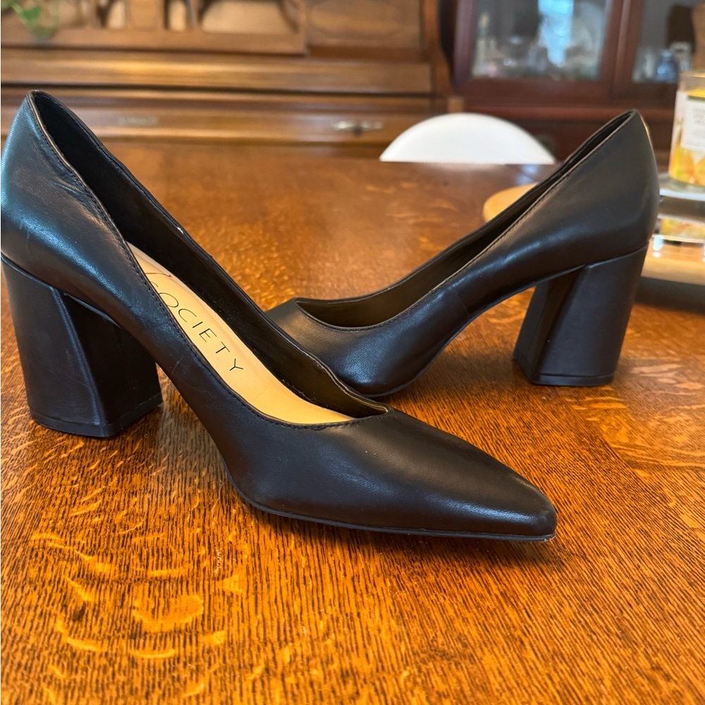 Size 8.5 Sole Society classic black pump